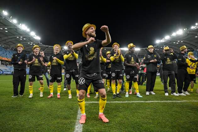 251020 Mjällbys Viktor Gustafson cheers after the football match in Allsvenskan between IFK Göteborg and Mjällby on October 20, 2025 in Gothenburg  Copyright: MATHIASxBERGELD BB251020MB096