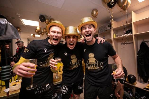 251020 Mjällbys players cheer after the football match in Allsvenskan between IFK Göteborg and Mjällby on October 20, 2025 in Gothenburg  Copyright: CARLxSANDIN BB251020CS070