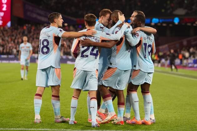 Igor Thiago of Brentford celebrates scoring a goal with his teammates, which is later disallowed by VAR for offside West Ham United v Brentford, Football, Premier League, London Stadium, London, UK, 20 10 25 EDITORIAL USE ONLY No use with unauthorised audio, video, data, fixture lists (outside the EU), club league logos or live services. Online in-match use limited to 45 images (+15 in extra time). No use to emulate moving images. No use in betting, games or Copyright: xAnthonyxHanc Shutterstockx 15553173r