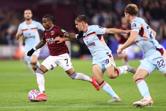 West Ham United gegen Brentford 20. Oktober 2025, London Premier League Fußball West Ham United gegen Brentford Crysencio Summerville von West Ham United und Yehor Yarmolyuk von Brentford Foto Jacques Feeney Abseits London UK  Copyright: xJacquesxFeeneyx xOffsidexOffside