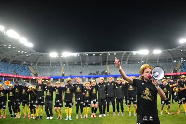 GÖTEBORG, SWEDEN 20251020 Mjällbys goal scorer Tom Pettersson celebrates the Swedish championship gold after the victory in Mondays football match in the Allsvenskan between IFK Göteborg and Mjällby AIF at Gamla Ullevi GÖTEBORG SWEDEN x9200x  Copyright: xBjörnxLarssonxRosvall TTx ALLSVENSKAN GÖTEBORG-MJÄLLBY