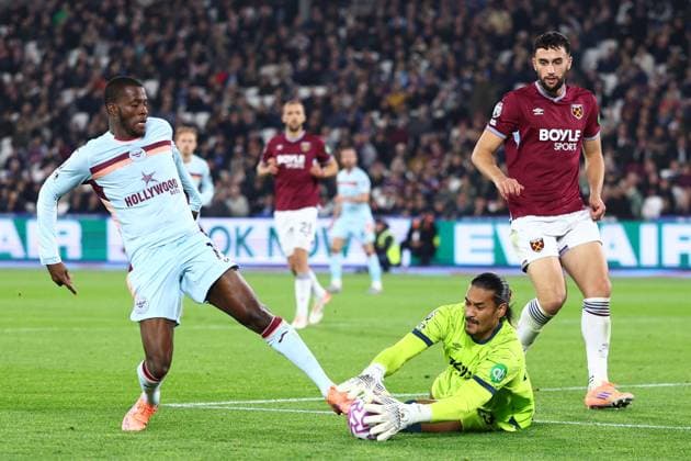 Alphonse Areola of West Ham United saves at the feet of Dango Ouattara of Brentford West Ham United v Brentford, Premier League, Football, London Stadium, London, UK - 20 Oct 2025London London Stadium United Kingdom EDITORIAL USE ONLY No use with unauthorised audio, video, data, fixture lists, club league logos or live services. Online in-match use limited to 120 images, no video emulation. No use in betting, games or single club league player publications. Copyright: xSimonxDael Shutterstockx 15551234aj