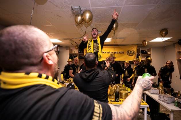 251020 Mjällby cheers in the dressing room after the football match in Allsvenskan between IFK Göteborg and Mjällby on October 20, 2025 in Gothenburg  Copyright: CARLxSANDIN BB251020CS075