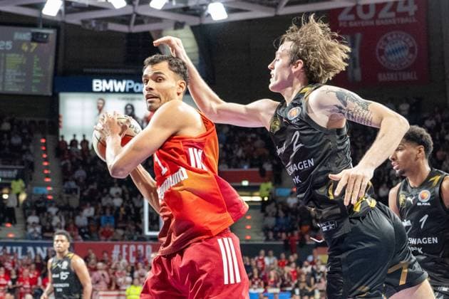Oscar da Silva 1 FC Bayern Basketball in duel with Schroeder B 2 Loewen Braunschweig , FC Bayern Basketball vs Basketball Loewen Braunschweig, BBL Pokal, Round of 16, 20 10 2025 Munich Bavaria Germany Copyright: xkolbert-press UlrichxGamelx