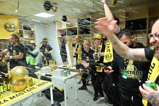GOTHENBURG, SWEDEN 20251020 Mjällbys Jeppe Kjaer Jensen celebrates in the locker room after the team secured the Swedish Championship gold medal thanks to a victory over IFK Göteborg away at Gamla Ullevi GÖTEBORG SWEDEN x9200x  Copyright: xBjörnxLarssonxRosvall TTx ALLSVENSKAN GOTHENBURG-MJÄLLBY