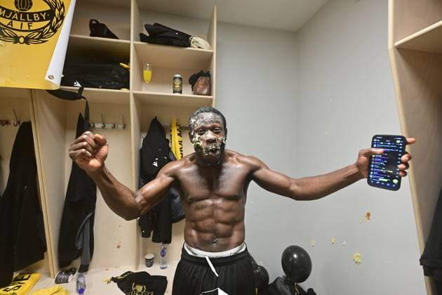 GOTHENBURG, SWEDEN 20251020 Mjällbys Jeppe Kjaer Jensen celebrates in the locker room after the team secured the Swedish Championship gold medal thanks to a victory over IFK Göteborg away at Gamla Ullevi GÖTEBORG SWEDEN x9200x  Copyright: xBjörnxLarssonxRosvall TTx ALLSVENSKAN GOTHENBURG-MJÄLLBY
