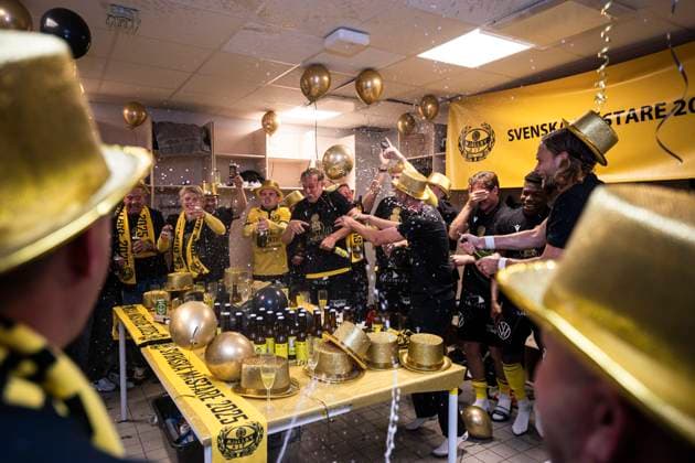 251020 Mjällbys players cheer after the football match in Allsvenskan between IFK Göteborg and Mjällby on October 20, 2025 in Gothenburg  Copyright: CARLxSANDIN BB251020CS078