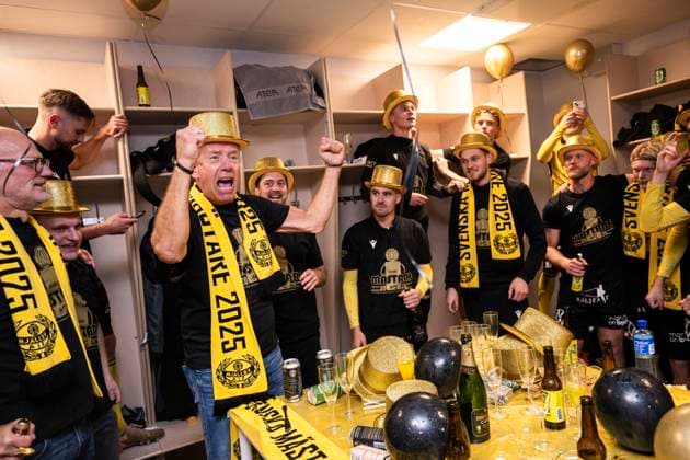 251020 Mjällbys club manager Jacob Lennartsson cheers in the dressing room after the football match in Allsvenskan between IFK Göteborg and Mjällby on October 20, 2025 in Gothenburg  Copyright: CARLxSANDIN BB251020CS080