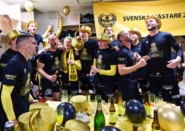GOTHENBURG, SWEDEN 20251020 Mjällbys Jeppe Kjaer Jensen celebrates in the locker room after the team secured the Swedish Championship gold medal thanks to a victory over IFK Göteborg away at Gamla Ullevi GÖTEBORG SWEDEN x9200x  Copyright: xBjörnxLarssonxRosvall TTx ALLSVENSKAN GOTHENBURG-MJÄLLBY