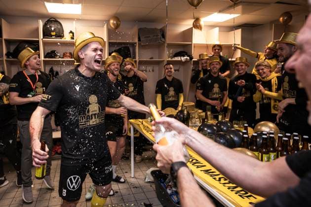 251020 Mjällbys Jacob Bergström cheers in the dressing room after the football match in Allsvenskan between IFK Göteborg and Mjällby on October 20, 2025 in Gothenburg  Copyright: CARLxSANDIN BB251020CS081