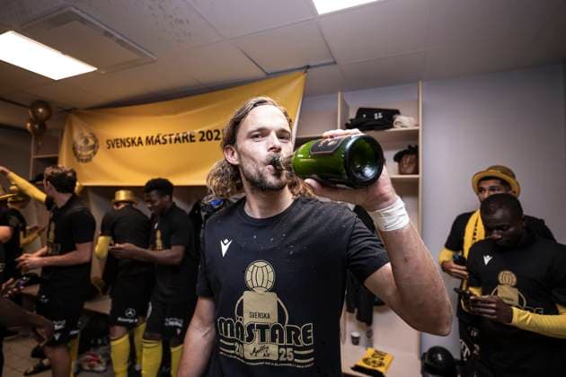 251020 Mjällbys Tom Pettersson cheers in the dressing room after the football match in Allsvenskan between IFK Göteborg and Mjällby on October 20, 2025 in Gothenburg  Copyright: CARLxSANDIN BB251020CS082