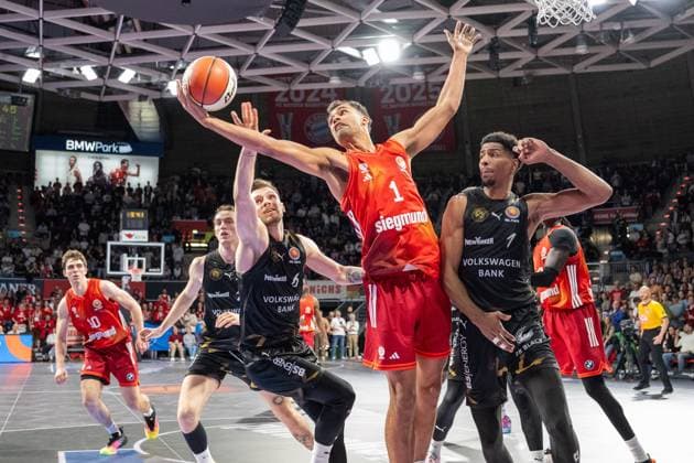 Zylka F 6 Loewen Braunschweig , Oscar da Silva 1 FC Bayern Basketball , N Guessan D 1 Loewen Braunschweig , FC Bayern Basketball vs Basketball Loewen Braunschweig, BBL Pokal, Round of 16, 20 10 2025 Munich Bavaria Germany Copyright: xkolbert-press UlrichxGamelx