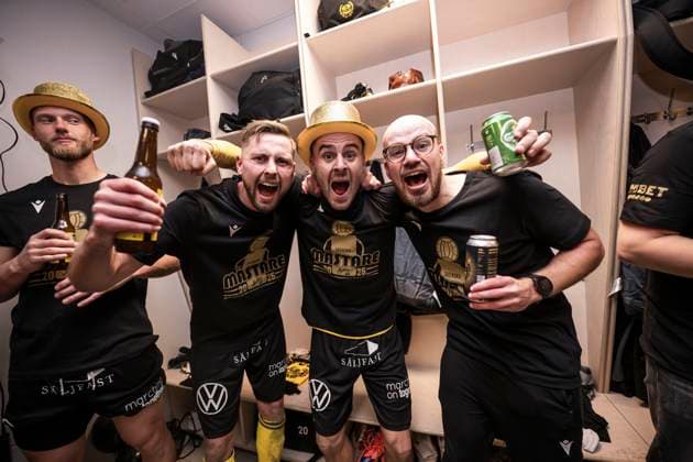 251020 Mjällbys Axel Norén and Jesper Gustavsson cheer in the dressing room after the football match in Allsvenskan between IFK Göteborg and Mjällby on October 20, 2025 in Gothenburg  Copyright: CARLxSANDIN BB251020CS084