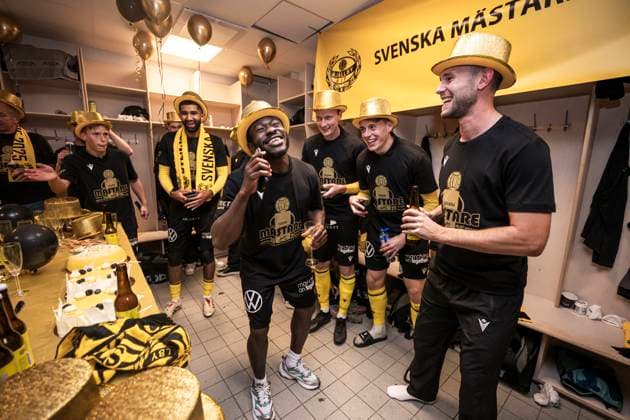 251020 Mjällbys Uba Charles Nwokoma cheers in the dressing room after the football match in Allsvenskan between IFK Göteborg and Mjällby on October 20, 2025 in Gothenburg  Copyright: CARLxSANDIN BB251020CS086
