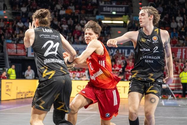Laar L 21 Loewen Braunschweig in a duel with Justin Jessup 10 FC Bayern Basketball , Schroeder B 2 Loewen Braunschweig , FC Bayern Basketball vs Basketball Loewen Braunschweig, BBL Pokal, Round of 16, 20 10 2025 Munich Bavaria Germany Copyright: xkolbert-press UlrichxGamelx