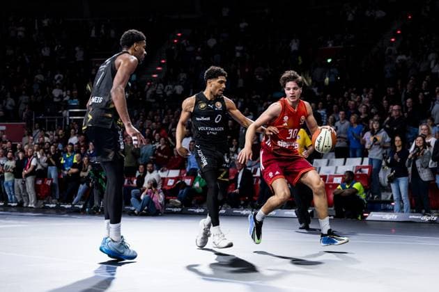 BBL Cup, FC Bayern Munich Basketball Lions Braunschweig 20 10 2025 Adrian Worthy Basketball Lions Braunschweig, 0 , Nikolas Sermpezis FC Bayern Munich, 30 on the ball BBL Cup, FC Bayern Munich Basketball Lions Braunschweig Munich, BMW Park on 20 10 2025 Copyright: xBEAUTIFULxSPORTS Wunderlx