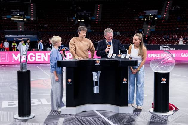 BBL Cup, FC Bayern München Basketball Löwen Braunschweig 20 10 2025 Wayne Carpendale, Dr Stefan Holz Managing Director Basketball Bundesliga and Annemarie Carpendale inspect the result of the draw BBL Cup, FC Bayern München Basketball Löwen Braunschweig Munich, BMW Park on 20 10 2025 Copyright: xBEAUTIFULxSPORTS Wunderlx