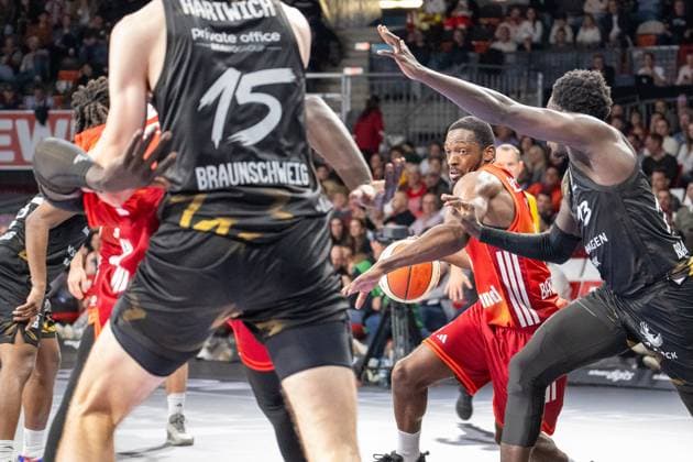 Kamar Baldwin 44 FC Bayern Basketball kaempft sich durch, FC Bayern Basketball vs Basketball Loewen Braunschweig, BBL Pokal, Round of 16, 20 10 2025 Munich Bavaria Germany Copyright: xkolbert-press UlrichxGamelx