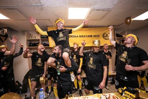 251020 Mjällbys players cheer in the dressing room after the football match in Allsvenskan between IFK Göteborg and Mjällby on October 20, 2025 in Gothenburg  Copyright: CARLxSANDIN BB251020CS093