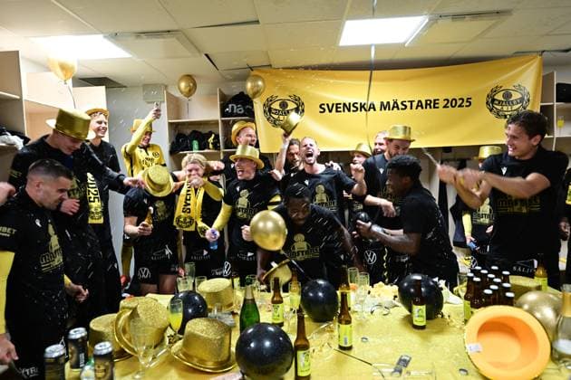 GOTHENBURG, SWEDEN 20251020 Mjällbys Jeppe Kjaer Jensen celebrates in the locker room after the team secured the Swedish Championship gold medal thanks to a victory over IFK Göteborg away at Gamla Ullevi GÖTEBORG SWEDEN x9200x  Copyright: xBjörnxLarssonxRosvall TTx ALLSVENSKAN GOTHENBURG-MJÄLLBY