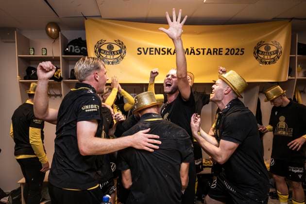 251020 Mjällbys players cheer in the dressing room after the football match in Allsvenskan between IFK Göteborg and Mjällby on October 20, 2025 in Gothenburg  Copyright: CARLxSANDIN BB251020CS095
