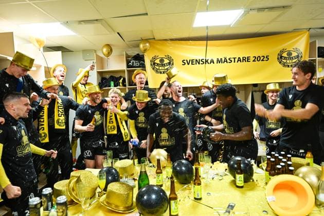 GOTHENBURG, SWEDEN 20251020 Mjällbys Jeppe Kjaer Jensen celebrates in the locker room after the team secured the Swedish Championship gold medal thanks to a victory over IFK Göteborg away at Gamla Ullevi GÖTEBORG SWEDEN x9200x  Copyright: xBjörnxLarssonxRosvall TTx ALLSVENSKAN GOTHENBURG-MJÄLLBY