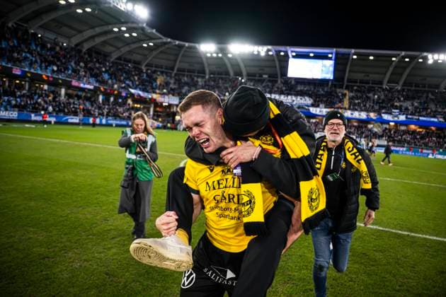 251020 Mjällbys Jacob Bergström and Jacob Lennartsson cheer after the football match in Allsvenskan between IFK Göteborg and Mjällby on October 20, 2025 in Gothenburg  Copyright: MATHIASxBERGELD BB251020MB106