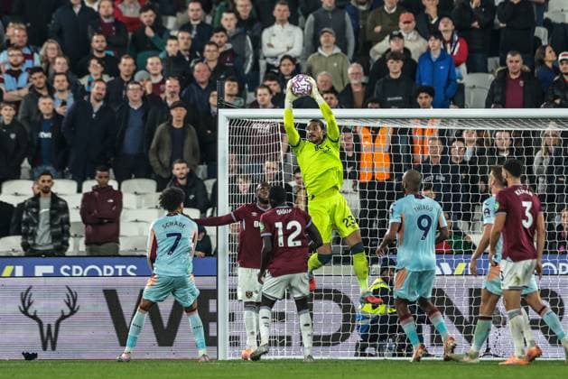Premier League West Ham United v Brentford West Ham United goalkeeper Alphonse Areola jumps up to collect the ball during the Premier League match West Ham United vs Brentford at London Stadium, London, United Kingdom, 20th October 2025 (Photo by Mark Cosgrove News Images) London London Stadium United Kingdom Copyright: xMarkxCosgrove NewsxImagesx