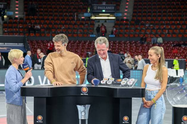 The broadcast of the quarter-final matches of the BBL Cup, Anett Sattler DYN presenter Wayne Carpendale actor and presenter with Stefan Holz BBL boss and Annemarie Carpendale presenter , GER, FC Bayern Basketball vs Basketball Loewen Braunschweig, Basketball, BBL Cup, Round of 16, Season 2025 2026, 20 10 2025, GER, FC Bayern Basketball vs Basketball Loewen Braunschweig, Basketball, BBL Cup, Round of 16, Season 2025 2026, 20 10 2025 Muenchen Copyright: xEibner-Pressefoto JennixMaulx EP_JML