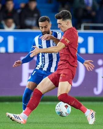 October 20, 2025, Vitoria, Alava, SPAIN: Abde Rebbach of Deportivo Alaves competes for the ball with Jose Luis Garcia Pepelu of Valencia CF during the LaLiga EA Sports match between Deportivo Alaves and Valencia CF at Mendizorrotza on October 20, 2025, in Vitoria, Spain. Vitoria SPAIN - ZUMAa181 20251020_zaa_a181_167 Copyright: xRicardoxLarreinax
