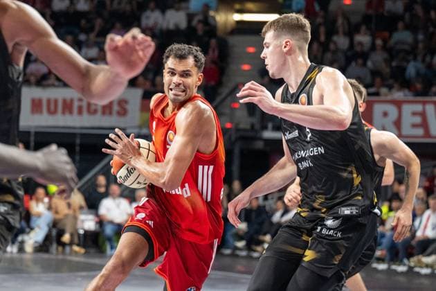 Oscar da Silva 1 FC Bayern Basketball in duel with Scuka L 5 Loewen Braunschweig , FC Bayern Basketball vs Basketball Loewen Braunschweig, BBL Pokal, Round of 16, 20 10 2025 Munich Bavaria Germany Copyright: xkolbert-press UlrichxGamelx