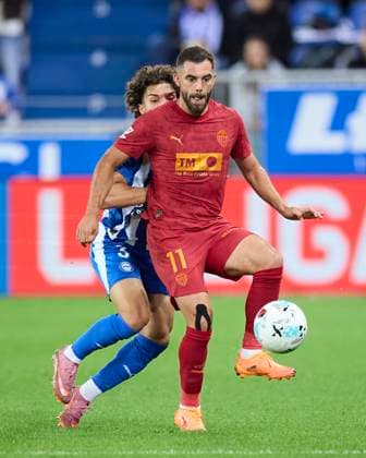 October 20, 2025, Vitoria, Alava, SPAIN: Youssef Enriquez of Deportivo Alaves competes for the ball with Luis Rioja of Valencia CF during the LaLiga EA Sports match between Deportivo Alaves and Valencia CF at Mendizorrotza on October 20, 2025, in Vitoria, Spain. Vitoria SPAIN - ZUMAa181 20251020_zaa_a181_170 Copyright: xRicardoxLarreinax
