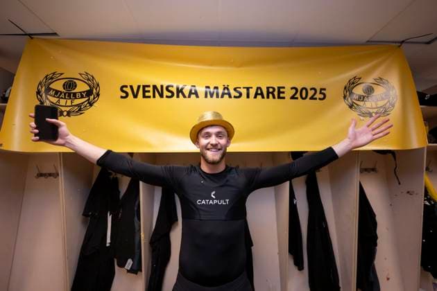 251020 Mjällbys goalkeeper Noel Törnqvist cheers after the football match in Allsvenskan between IFK Göteborg and Mjällby on October 20, 2025 in Gothenburg  Copyright: CARLxSANDIN BB251020CS099