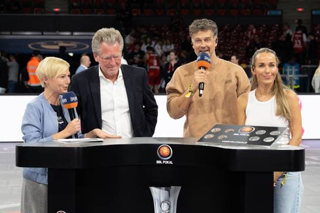 Dr. Stefan Holz, Managing Director of the BBL, Wayne Carpendale with wife Annemarie Carpendale at the draw, FC Bayern Basketball vs Basketball Loewen Braunschweig, BBL Cup, Round of 16, 20 10 2025 Munich Bavaria Germany Copyright: xkolbert-press UlrichxGamelx