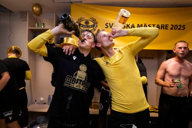 251020 Elliot Stroud and Elliot Stroud cheer after the Allsvenskan football match between IFK Göteborg and Mjällby on October 20, 2025 in Göteborg  Copyright: CARLxSANDIN BB251020CS104