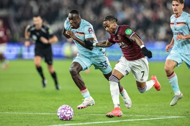 Premier League West Ham United v Brentford Crysencio Summerville of West Ham United andMichael Kayode of Brentford battle for the ball during the Premier League match West Ham United vs Brentford at London Stadium, London, United Kingdom, 20th October 2025 (Photo by Mark Cosgrove News Images) London London Stadium United Kingdom Copyright: xMarkxCosgrove NewsxImagesx