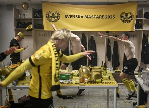 GOTHENBURG, SWEDEN 20251020 Mjällbys Jeppe Kjaer Jensen celebrates in the locker room after the team secured the Swedish Championship gold medal thanks to a victory over IFK Göteborg away at Gamla Ullevi GÖTEBORG SWEDEN x9200x  Copyright: xBjörnxLarssonxRosvall TTx ALLSVENSKAN GOTHENBURG-MJÄLLBY