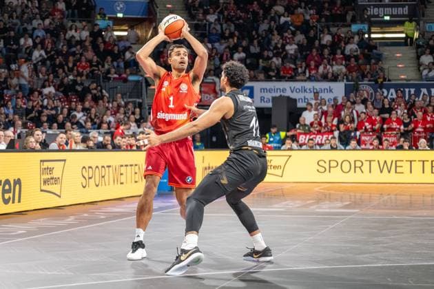 Oscar da Silva 1 FC Bayern Basketball in duel with Holloway R 11 Loewen Braunschweig , FC Bayern Basketball vs Basketball Loewen Braunschweig, BBL Pokal, Round of 16, 20 10 2025 Munich Bavaria Germany Copyright: xkolbert-press UlrichxGamelx