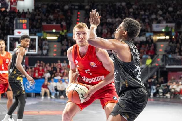 Niels Giffey 5 FC Bayern Basketball in duel with Sherfield G 25 Loewen Braunschweig , FC Bayern Basketball vs Basketball Loewen Braunschweig, BBL Pokal, Round of 16, 20 10 2025 Munich Bavaria Germany Copyright: xkolbert-press UlrichxGamelx