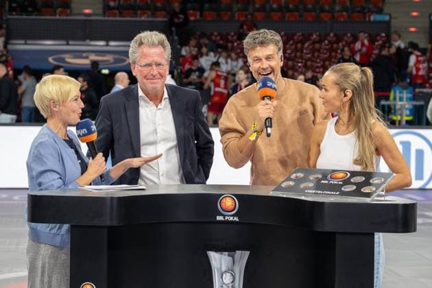 Dr. Stefan Holz, Managing Director of the BBL, Wayne Carpendale with wife Annemarie Carpendale at the draw, FC Bayern Basketball vs Basketball Loewen Braunschweig, BBL Cup, Round of 16, 20 10 2025 Munich Bavaria Germany Copyright: xkolbert-press UlrichxGamelx