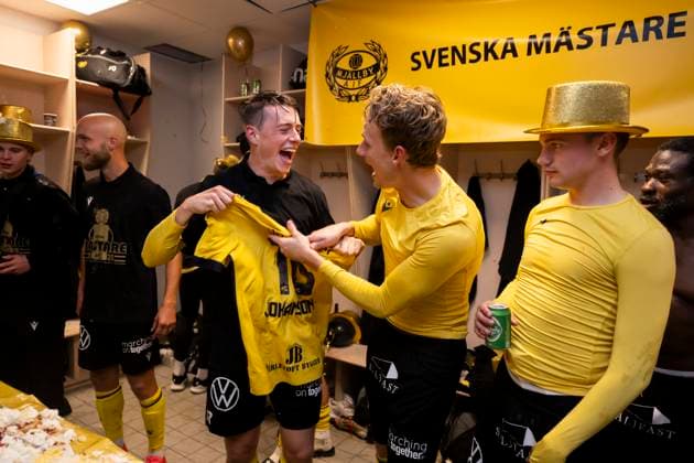 251020 Mjällbys Herman Johansson and Alexander Johansson cheer after the football match in Allsvenskan between IFK Göteborg and Mjällby on October 20, 2025 in Gothenburg  Copyright: CARLxSANDIN BB251020CS105