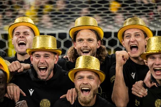 251020 Mjällbys Jacob Bergström, Tom Pettersson and Viktor Gustafson cheer after the football match in Allsvenskan between IFK Göteborg and Mjällby on October 20, 2025 in Gothenburg  Copyright: MATHIASxBERGELD BB251020MB127