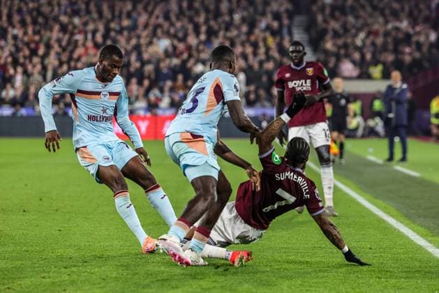 Premier League West Ham United v Brentford Crysencio Summerville of West Ham United fouled by Michael Kayode of Brentford during the Premier League match West Ham United vs Brentford at London Stadium, London, United Kingdom, 20th October 2025 (Photo by Mark Cosgrove News Images) London London Stadium United Kingdom Copyright: xMarkxCosgrove NewsxImagesx