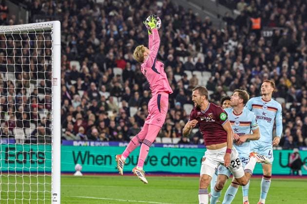 Premier League West Ham United v Brentford Brentford goalkeeper Caoimhin Kelleher jumps up to collect the ball during the Premier League match West Ham United vs Brentford at London Stadium, London, United Kingdom, 20th October 2025 (Photo by Mark Cosgrove News Images) London London Stadium United Kingdom Copyright: xMarkxCosgrove NewsxImagesx