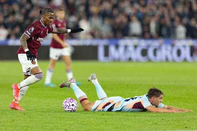 20th October 2025; London Stadium, London, England; Premier League Football, West Ham United versus Brentford; Crysencio Summerville of West Ham United fouls Yehor Yarmolyuk of Brentford and a yellow card was given  IanxStephen