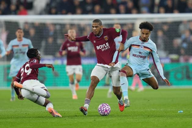 Kevin Schade of Brentford is defended by Jean-Clair Todibo of West Ham United and Aaron Wan-Bissaka of West Ham United during the Premier League match between West Ham and Brentford at London Stadium in London, England (Photo by Alexander Canillas Sports Press Photo)  Copyright: xAlexanderxCanillas SPPx Sportspressphoto_SPR45663