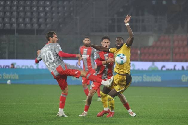 UC Cremonese s Franco Vazquez e Udinese s Keinan Davis during the Serie A soccer match between Cremonese and Udinese at the Giovanni Zini Stadium in Cremona Italy - Sunday, 20 october 2025. - Soccer .  Copyright: xAlbertoxMariani LaPressex