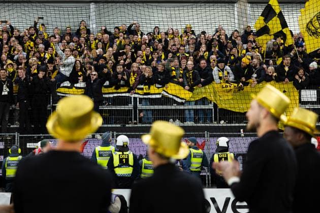 251020 Mjällbys players celebrate in front of supporters after the Allsvenskan football match between IFK Göteborg and Mjällby on October 20, 2025 in Gothenburg  Copyright: MICHAELxERICHSEN BB251020MI082