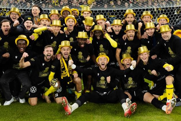 251020 Mjällbys players cheer in front of the club after the football match in Allsvenskan between IFK Göteborg and Mjällby on October 20, 2025 in Gothenburg  Copyright: MICHAELxERICHSEN BB251020MI085