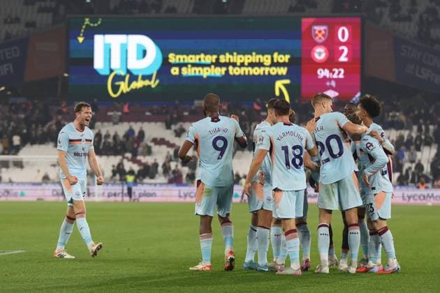 Brentford players celebrate after a goal scored by Mathias Jensen of Brentford during the Premier League match between West Ham and Brentford at London Stadium in London, England (Photo by Alexander Canillas Sports Press Photo)  Copyright: xAlexanderxCanillas SPPx Sportspressphoto_SPR45666